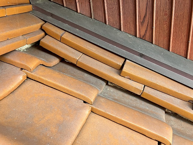 壁との取り合いの瓦がズレている